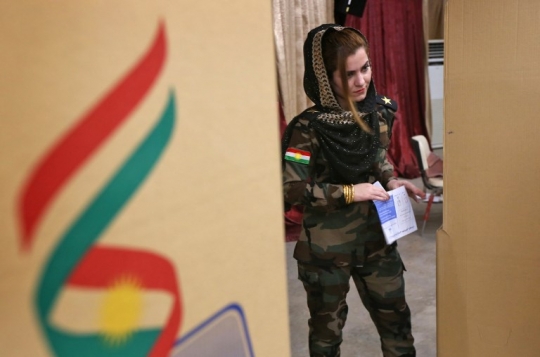 Gaya tentara cantik saat ikut referendum kemerdekaan Kurdi