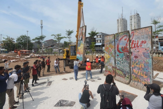 Pecahan tembok Berlin hiasi RPTRA Kalijodo