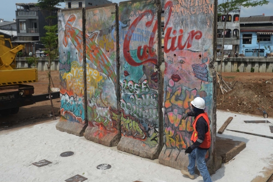 Pecahan tembok Berlin hiasi RPTRA Kalijodo