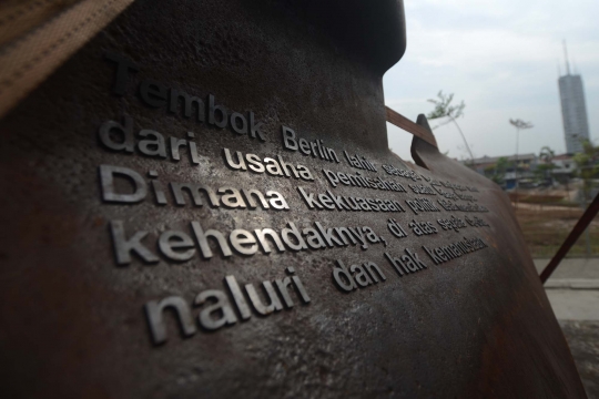 Pecahan tembok Berlin hiasi RPTRA Kalijodo