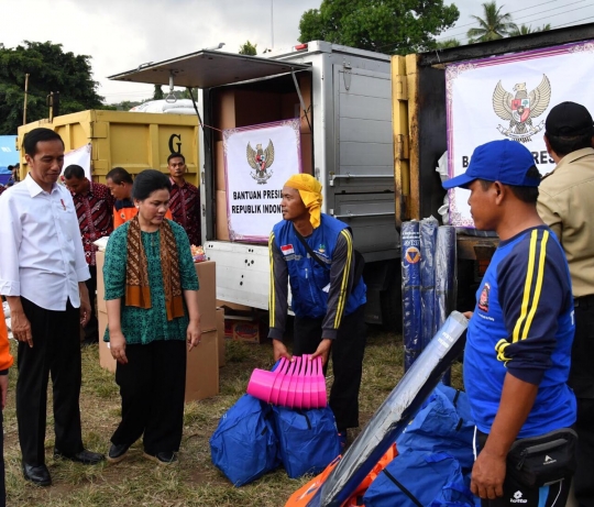 Jokowi sambangi pengungsi Gunung Agung di GOR Swacepura