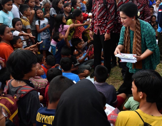 Jokowi sambangi pengungsi Gunung Agung di GOR Swacepura