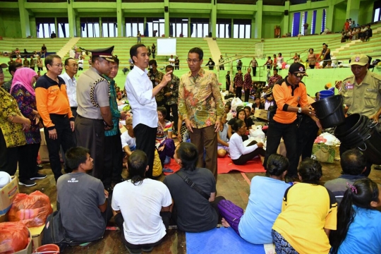 Jokowi sambangi pengungsi Gunung Agung di GOR Swacepura