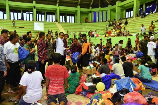 Jokowi sambangi pengungsi Gunung Agung di GOR Swacepura