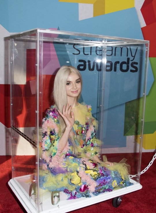Artis pendatang baru AS terkurung di kotak kaca saat hadiri Streamy Awards 2017