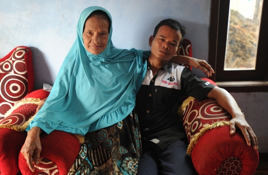 Atas dasar cinta, pemuda di Bogor nikahi nenek 67 tahun