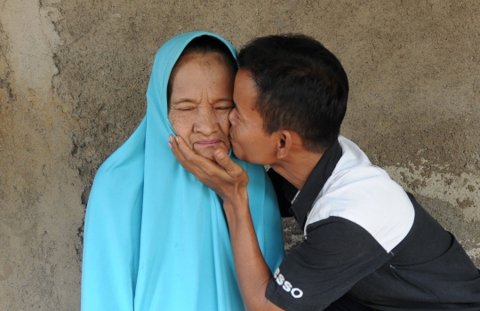 Atas dasar cinta, pemuda di Bogor nikahi nenek 67 tahun