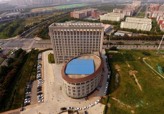 Aneh, gedung di China ini mirip kloset duduk