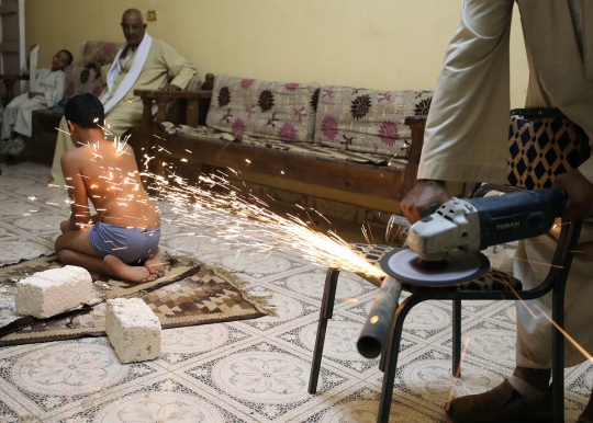 Ajaib, bocah asal Mesir ini tubuhnya kebal api dan benda tajam