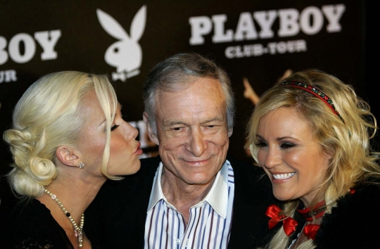 Mengenang gaya glamor Bos Playboy bersama model seksinya