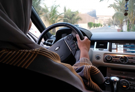 Ketika perempuan Arab Saudi kucing-kucingan menyetir mobil