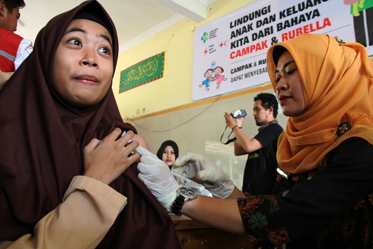 Ekspresi 400 anak pesantren saat divaksinasi campak dan rubella