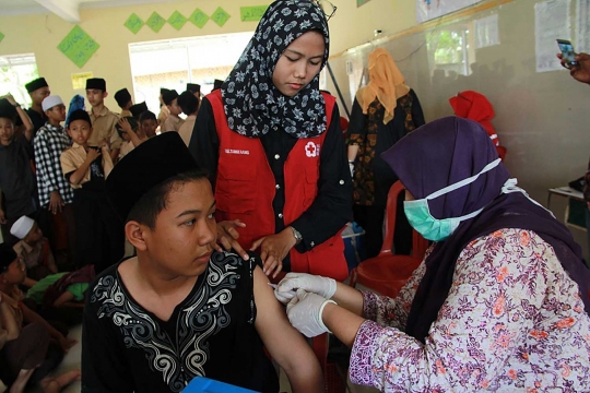 Ekspresi 400 anak pesantren saat divaksinasi campak dan rubella