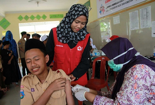 Ekspresi 400 anak pesantren saat divaksinasi campak dan rubella