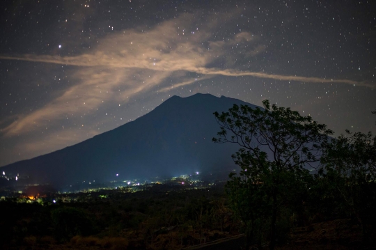 Memantau aktivitas Gunung Agung di bawah gugusan bintang