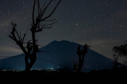 Memantau aktivitas Gunung Agung di bawah gugusan bintang