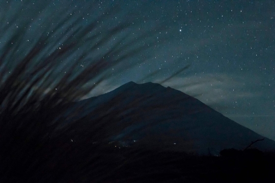 Memantau aktivitas Gunung Agung di bawah gugusan bintang