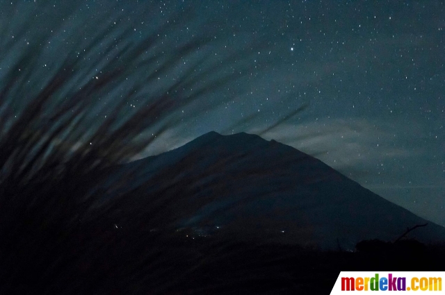Foto : Memantau aktivitas Gunung Agung di bawah gugusan 
