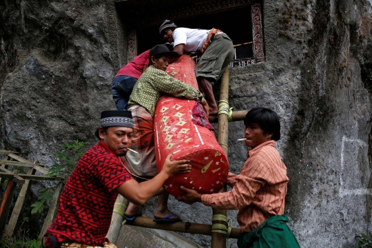 Mengikuti Tradisi Ma'nene, ritual mengganti pakaian mayat leluhur di Tana Toraja