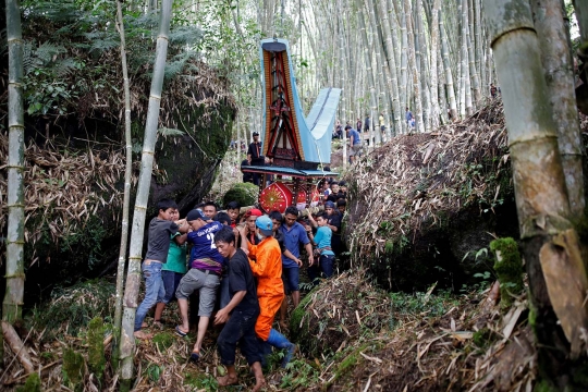 Mengikuti Tradisi Ma'nene, ritual mengganti pakaian mayat leluhur di Tana Toraja