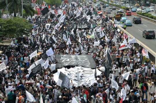 Ribuan massa aksi 299 blokir Jalan Gatot Subroto