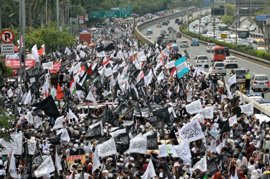 Ribuan massa aksi 299 blokir Jalan Gatot Subroto