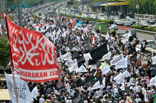 Ribuan massa aksi 299 blokir Jalan Gatot Subroto