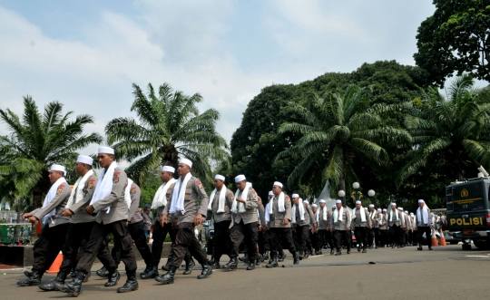 Polisi bersorban dan peci putih amankan Aksi 299 di DPR