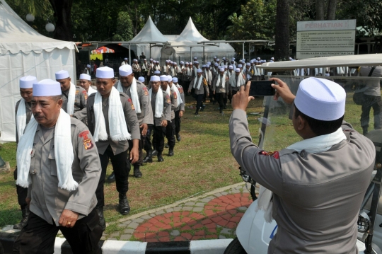 Polisi bersorban dan peci putih amankan Aksi 299 di DPR