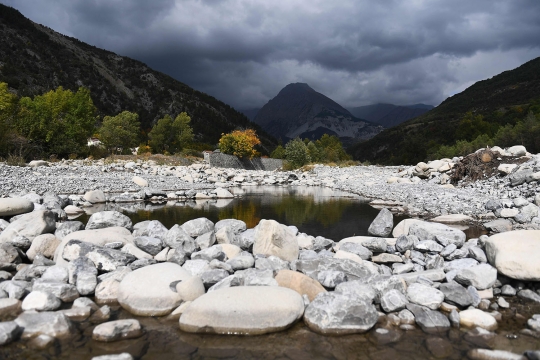 Penampakan sungai di Pegunungan Alpen yang semakin mengering