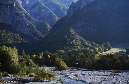 Penampakan sungai di Pegunungan Alpen yang semakin mengering