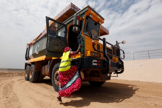 Kisah wanita Pakistan jadi sopir truk pertambangan demi nafkahi keluarga