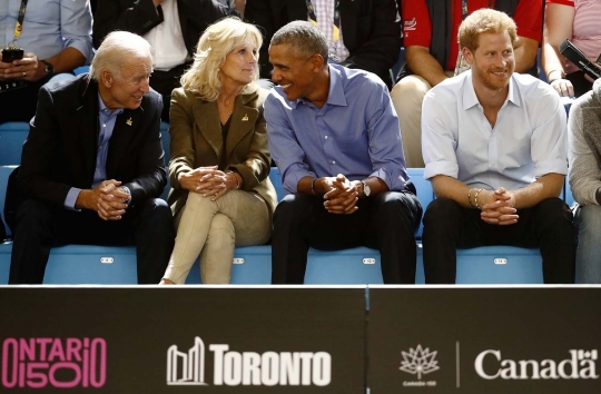 Keseruan Barack Obama dan Pangeran Harry nonton pertandingan basket di Kanada
