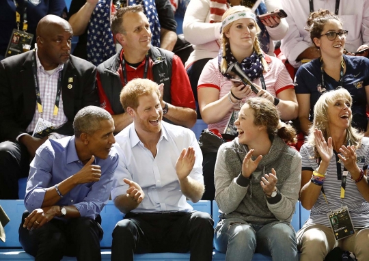 Keseruan Barack Obama dan Pangeran Harry nonton pertandingan basket di Kanada