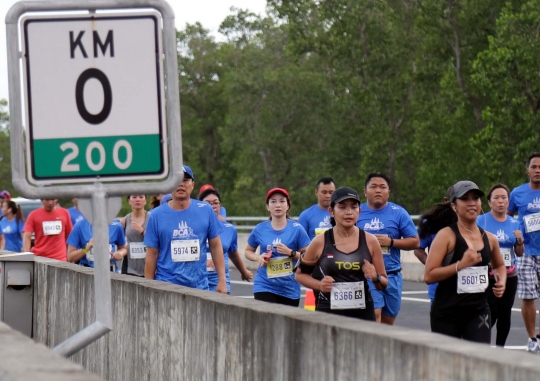 Ribuan peserta BCA Bali Run 2017 berlari di tengah status awas Gunung Agung