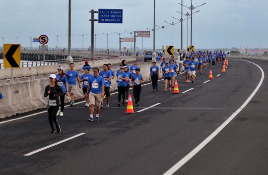 Ribuan peserta BCA Bali Run 2017 berlari di tengah status awas Gunung Agung