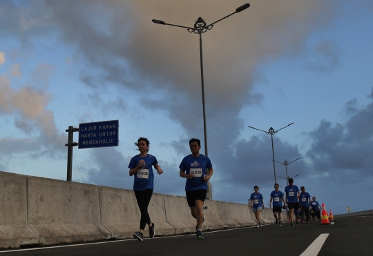 Ribuan peserta BCA Bali Run 2017 berlari di tengah status awas Gunung Agung