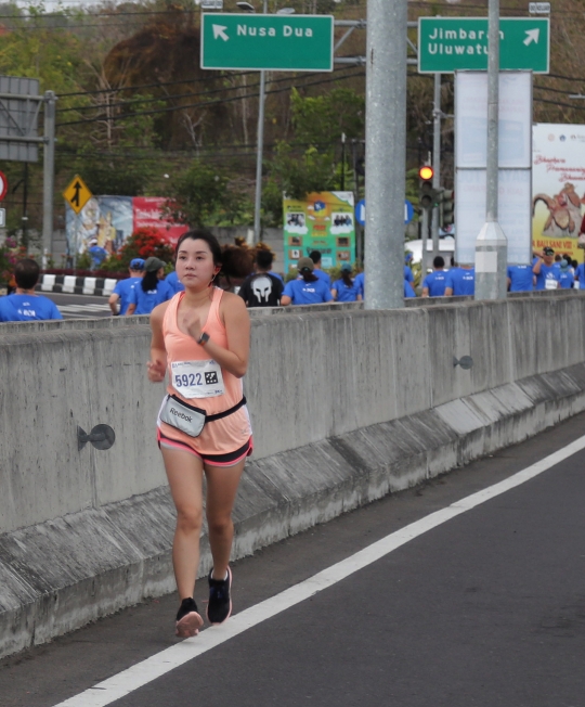 Ribuan peserta BCA Bali Run 2017 berlari di tengah status awas Gunung Agung