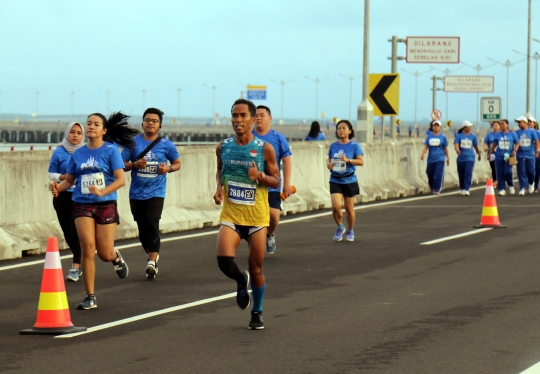 Ribuan peserta BCA Bali Run 2017 berlari di tengah status awas Gunung Agung