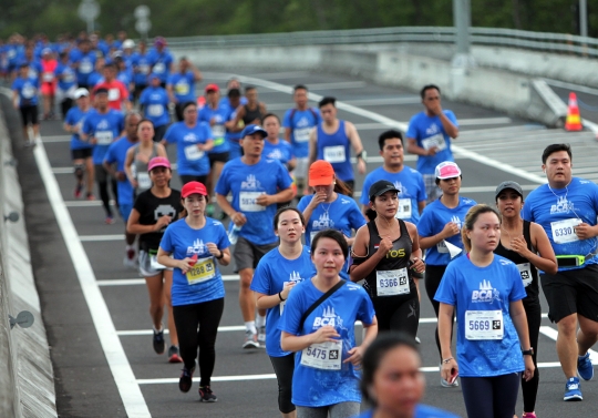 Ribuan peserta BCA Bali Run 2017 berlari di tengah status awas Gunung Agung