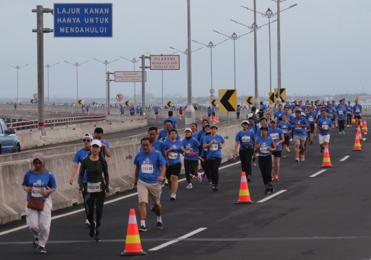 Ribuan peserta BCA Bali Run 2017 berlari di tengah status awas Gunung Agung