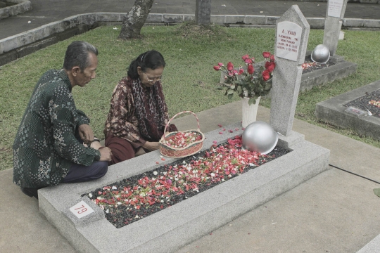Isak tangis mantan Gerwani PKI pecah di makam para Pahlawan Revolusi