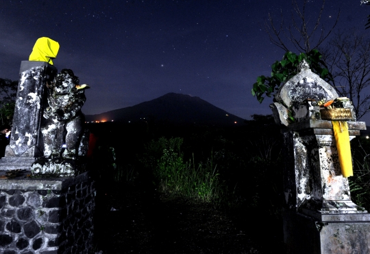 Mengamati aktivitas terkini Gunung Agung