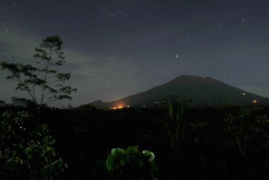 Mengamati aktivitas terkini Gunung Agung
