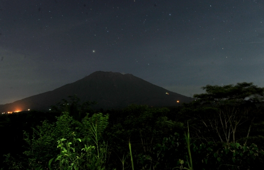 Mengamati aktivitas terkini Gunung Agung