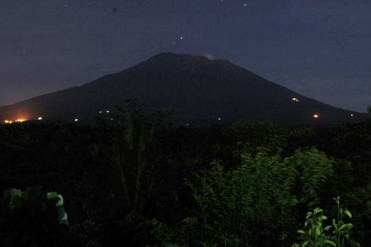 Mengamati aktivitas terkini Gunung Agung