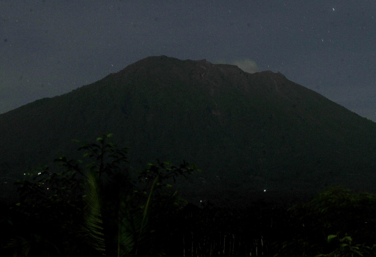 Mengamati aktivitas terkini Gunung Agung