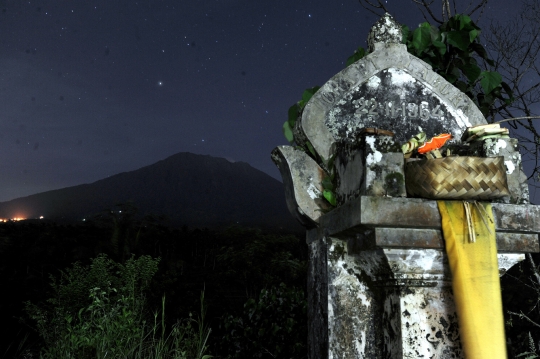Mengamati aktivitas terkini Gunung Agung