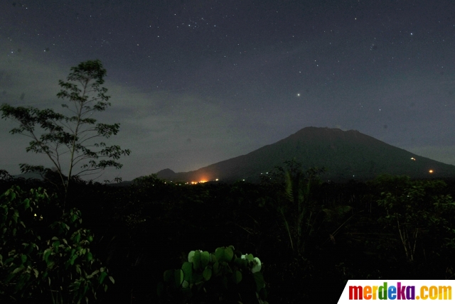 Foto Mengamati aktivitas terkini Gunung  Agung merdeka com