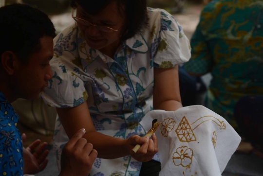 Keseruan penyandang disabilitas belajar membatik